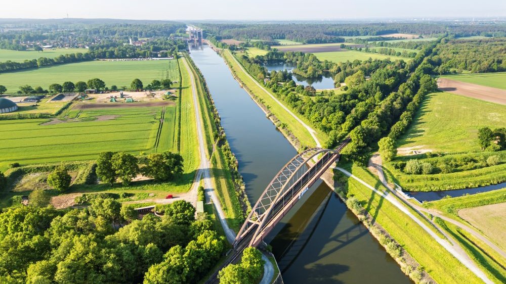 Drohnenüberblick über die Eisenbahnbrücke bei Fischhausen