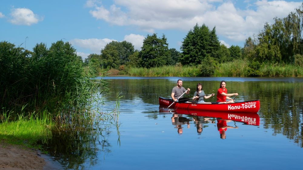 Gruppe auf Kanu auf dem Reihersee in der Tourismusregion Scharnebeck