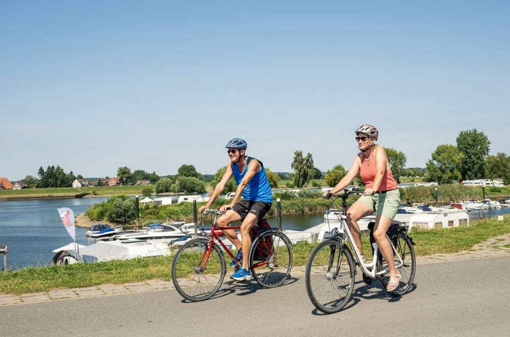 Pärchen beim Radfahren in Artlenburg an der Elbe