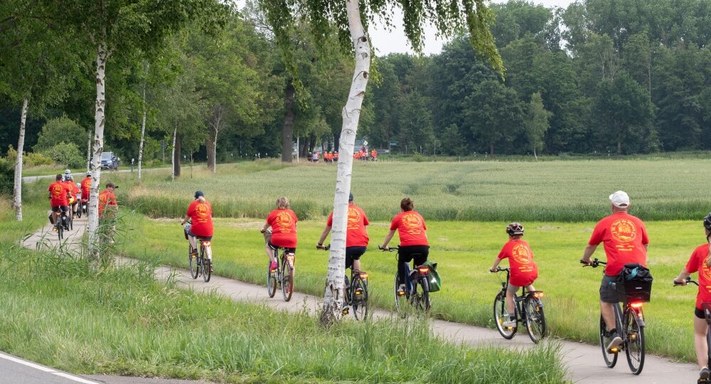 Menschen beim Radfahren auf der Tour de Marsch in Scharnebeck