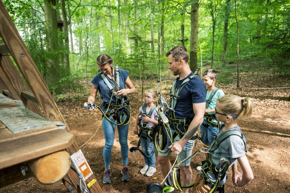 Familie beim Klettern im Kletterwald in der Tourismusregion Scharnebeck