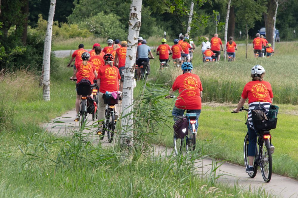 TdM 2025© U. Paschek_5193 Menschen beim Radfahren auf der Tour de Marsch in Scharnebeck
